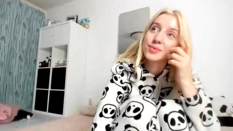 Kenzie online show from October 10, 2025, 6:01 am