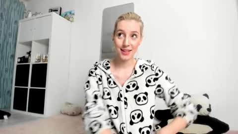 Kenzie online show from October 18, 2025, 3:42 am