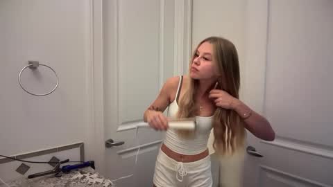 kenziesmithh online show from October 3, 2025, 9:23 pm