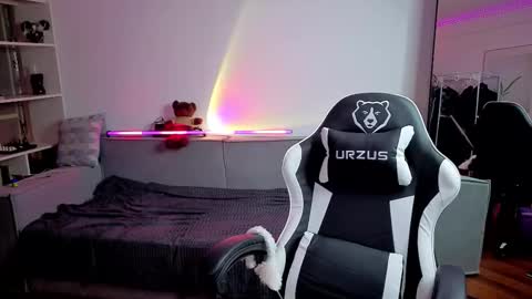 Snapshot of kessy_white chatting on September 19, 2025, 7:36 pm Kessy online show from September 19, 2025, 7:36 pm