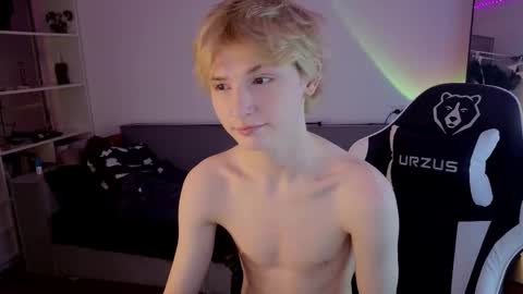 Snapshot of kessy_white chatting on October 2, 2025, 8:27 pm Kessy online show from October 2, 2025, 8:27 pm