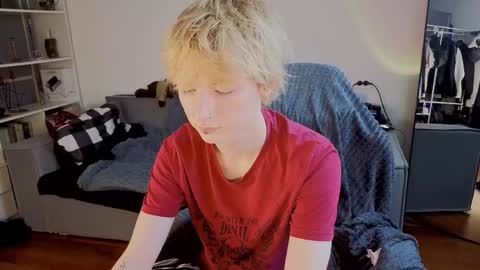 Snapshot of kessy_white chatting on October 7, 2025, 12:35 pm Kessy online show from October 7, 2025, 12:35 pm