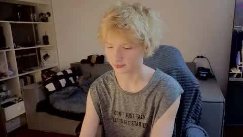 Snapshot of kessy_white chatting on October 8, 2025, 6:05 pm Kessy online show from October 8, 2025, 6:05 pm