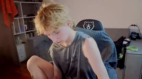 Snapshot of kessy_white chatting on October 10, 2025, 12:59 pm Kessy online show from October 10, 2025, 12:59 pm