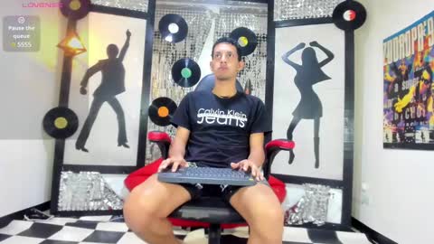 Snapshot of kevin__max_ chatting on January 8, 2025, 3:19 am Kev online show from January 8, 2025, 3:19 am