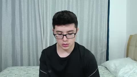 Snapshot of kevinhunts chatting on October 1, 2025, 9:32 pm Kevin online show from October 1, 2025, 9:32 pm