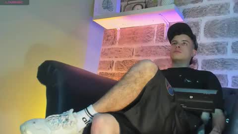 Snapshot of kevinn_blue chatting on October 29, 2025, 11:17 pm Sexy Hot Kevin online show from October 29, 2025, 11:17 pm