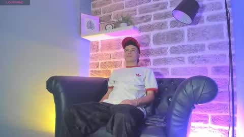 Snapshot of kevinn_blue chatting on November 17, 2025, 9:42 pm Sexy Hot Kevin online show from November 17, 2025, 9:42 pm
