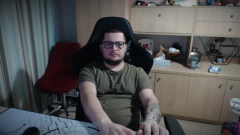 Snapshot of kevinnlovely95 chatting on December 16, 2025, 2:33 pm Kevinn online show from December 16, 2025, 2:33 pm