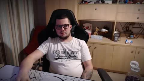 Snapshot of kevinnlovely95 chatting on December 18, 2025, 6:47 pm Kevinn online show from December 18, 2025, 6:47 pm