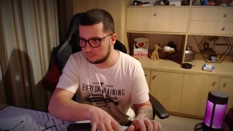 Snapshot of kevinnlovely95 chatting on December 20, 2025, 9:33 pm Kevinn online show from December 20, 2025, 9:33 pm