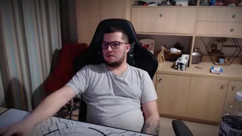 Snapshot of kevinnlovely95 chatting on December 22, 2025, 5:54 pm Kevinn online show from December 22, 2025, 5:54 pm