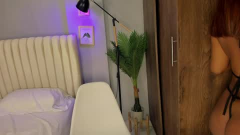 khate_smith online show from April 28, 2026, 4:34 pm