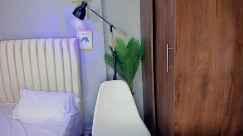 khate_smith online show from May 8, 2026, 4:34 pm