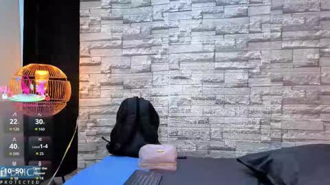 Kiara Zahiri online show from November 26, 2025, 11:44 am