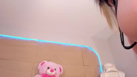 Snapshot of kiimcooper chatting on February 28, 2025, 10:09 am KIM COOPER online show from February 28, 2025, 10:09 am