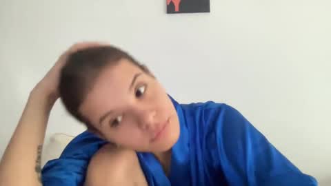 kiki_18new online show from March 8, 2025, 4:17 pm