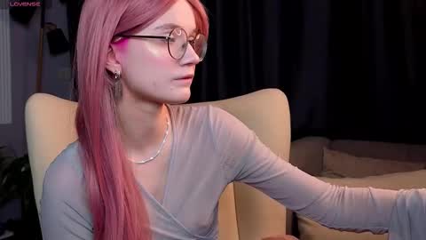 kiki_blue_eyes online show from January 12, 2026, 4:07 am