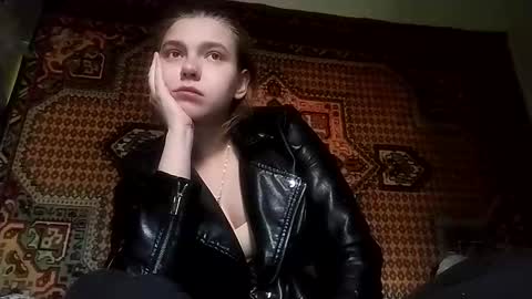 kikibang_ online show from November 18, 2025, 8:19 am