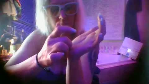 kikilovespartylights online show from May 14, 2026, 12:01 pm