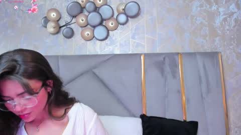 Snapshot of kimdevinne chatting on March 1, 2025, 2:48 am KIM online show from March 1, 2025, 2:48 am