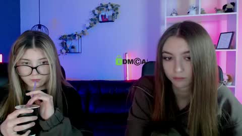kimi_glow online show from May 3, 2026, 7:31 pm