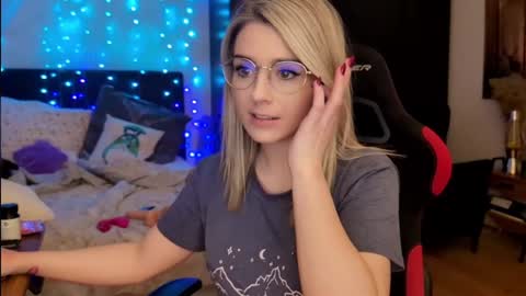 Wolfs Girl online show from March 19, 2026, 7:07 pm