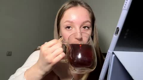 Snapshot of kimireaves chatting on March 12, 2026, 12:44 pm Karma online show from March 12, 2026, 12:44 pm