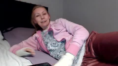 Snapshot of kingandprincess chatting on October 10, 2025, 9:03 pm sexysexyhotwetpinkredpussy online show from October 10, 2025, 9:03 pm