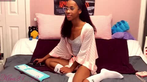 Snapshot of kira21_13 chatting on October 27, 2025, 12:58 am Kira21 13 online show from October 27, 2025, 12:58 am