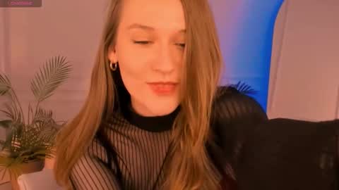 Snapshot of kiragold_ chatting on November 17, 2025, 2:12 pm Kira online show from November 17, 2025, 2:12 pm