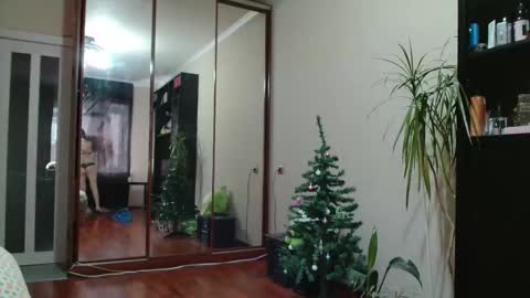 KiraGoldens online show from January 19, 2026, 7:45 am