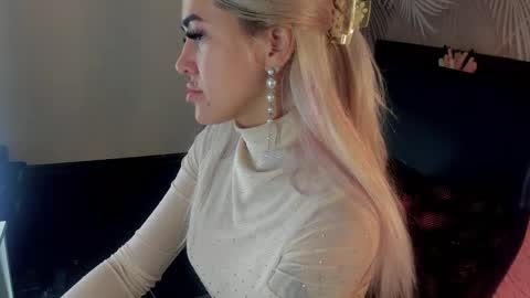 Kira online show from November 2, 2025, 1:52 am