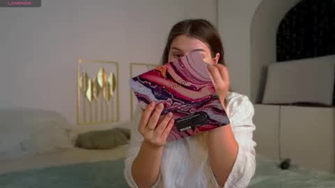 Snapshot of kirazephyr chatting on October 19, 2025, 5:41 am Kira online show from October 19, 2025, 5:41 am