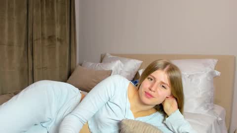 Kira online show from November 10, 2025, 5:01 pm