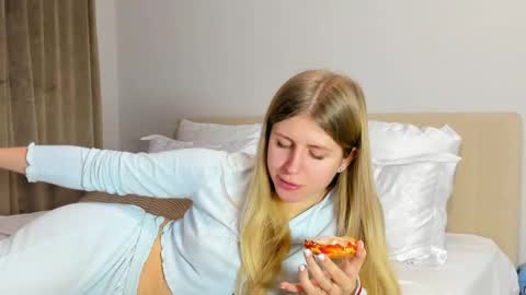 Kira online show from December 21, 2025, 8:38 pm