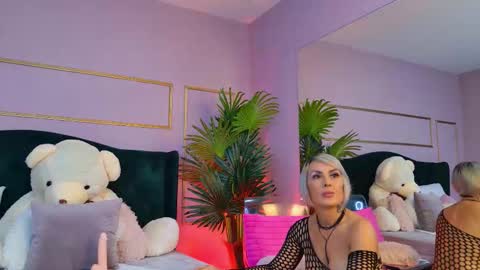 Snapshot of kirrawhite chatting on November 16, 2025, 6:52 am Kirra online show from November 16, 2025, 6:52 am