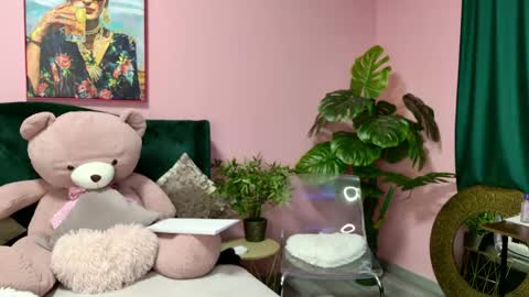 Kirra online show from May 10, 2026, 1:05 pm