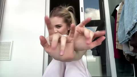 Snapshot of kirtova chatting on April 14, 2026, 9:04 am Kira online show from April 14, 2026, 9:04 am