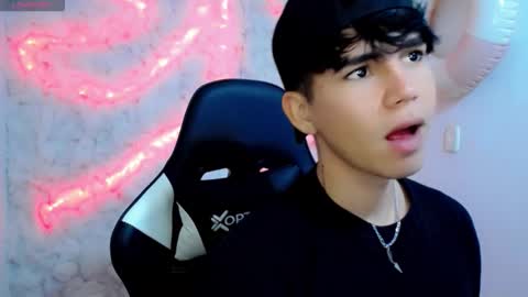 kiss_whitee online show from October 1, 2025, 11:33 pm