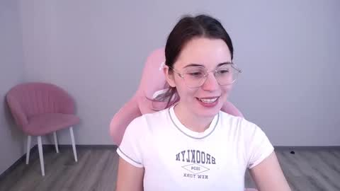 Snapshot of kisulya_meow246 chatting on October 22, 2025, 5:19 am Vikki Rose online show from October 22, 2025, 5:19 am