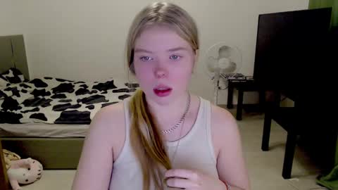 Jennyblonde and Emmabrunette online show from December 8, 2024, 3:02 pm
