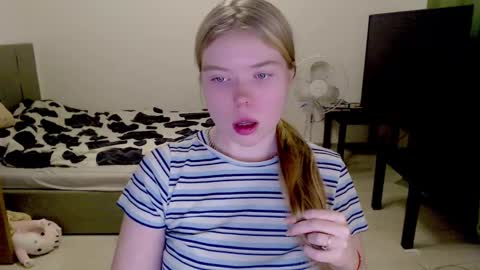 Jennyblonde and Emmabrunette online show from December 15, 2024, 1:13 am