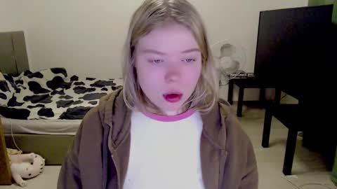 Jennyblonde and Emmabrunette online show from December 18, 2024, 3:37 am