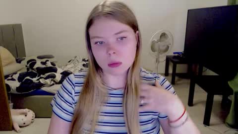 Snapshot of kitten_jenny01 chatting on September 20, 2025, 2:40 pm Jennyblonde and Emmabrunette online show from September 20, 2025, 2:40 pm