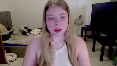 Snapshot of kitten_jenny01 chatting on September 22, 2025, 2:19 pm Jennyblonde and Emmabrunette online show from September 22, 2025, 2:19 pm