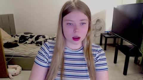 Snapshot of kitten_jenny01 chatting on October 13, 2025, 1:55 pm Jennyblonde and Emmabrunette online show from October 13, 2025, 1:55 pm
