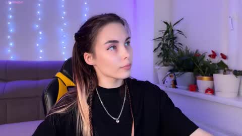 Snapshot of kittie_bear chatting on September 29, 2025, 11:42 pm Veronica online show from September 29, 2025, 11:42 pm