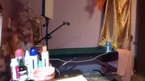 Kitti online show from November 25, 2025, 5:46 pm