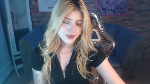 kitty_fox_b online show from December 23, 2024, 6:58 pm